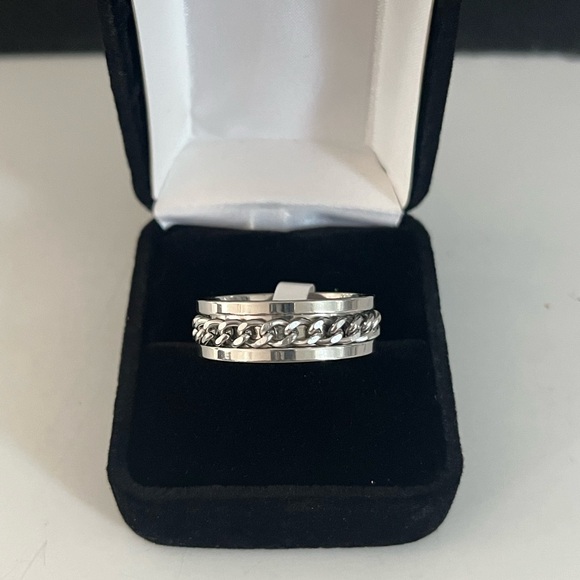 New, men’s titanium steel ring with a chain design in the middle, sizes 10,11,12 - Picture 1 of 3